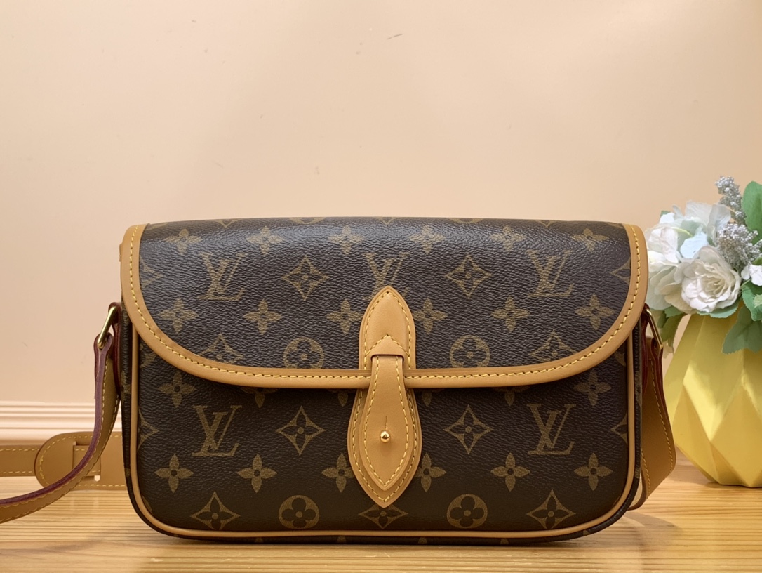 NO:620393,Top original order [Mid-hand bag] M42248 presbyopia, used bag series, used cross-body bag, made of MoNoGRAM fabric, imported hardware and adjustable long shoulder strap, workmanship in place perfectly reflects the classicness of the retro bag, made of calfskin material with color-changing leather edges, shoulder straps and front pocket details, the best choice for daily use. 5316065,,satchels,crossbody bags,cowhide19860909顶级原单【中古包】M42248老花 中古包系列 中古斜挎包 采用MoNoGRAM面料,进口五金加可调节长肩带,做工到位完美体现复古包的经典,小牛皮做材质制作配以变色皮包边及肩带与前袋细节,日常最佳选择.5316065,,satchels,crossbody bags,cowhide,Bag