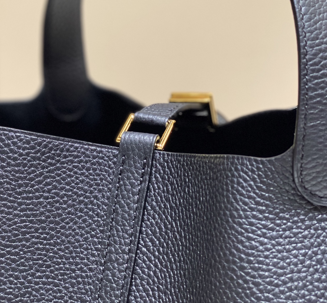 Hermès Luxury Designer Handbag Shoulder Crossbody Bag crafted in premium 6