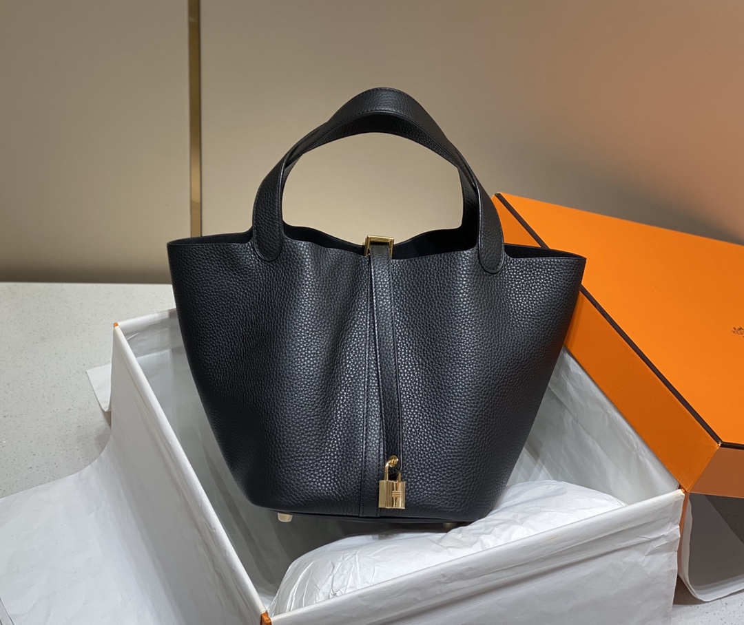 Hermès Luxury Designer Handbag Shoulder Crossbody Bag crafted in premium