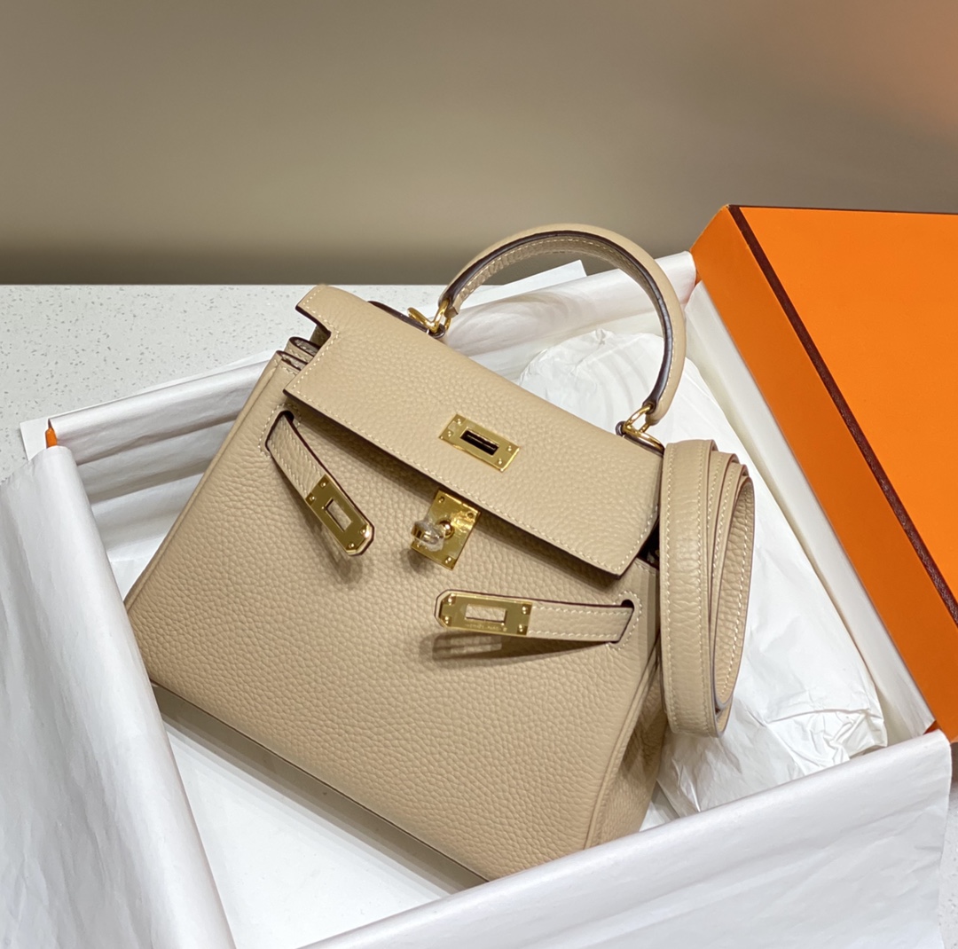 Hermès 专柜款经典手袋 3