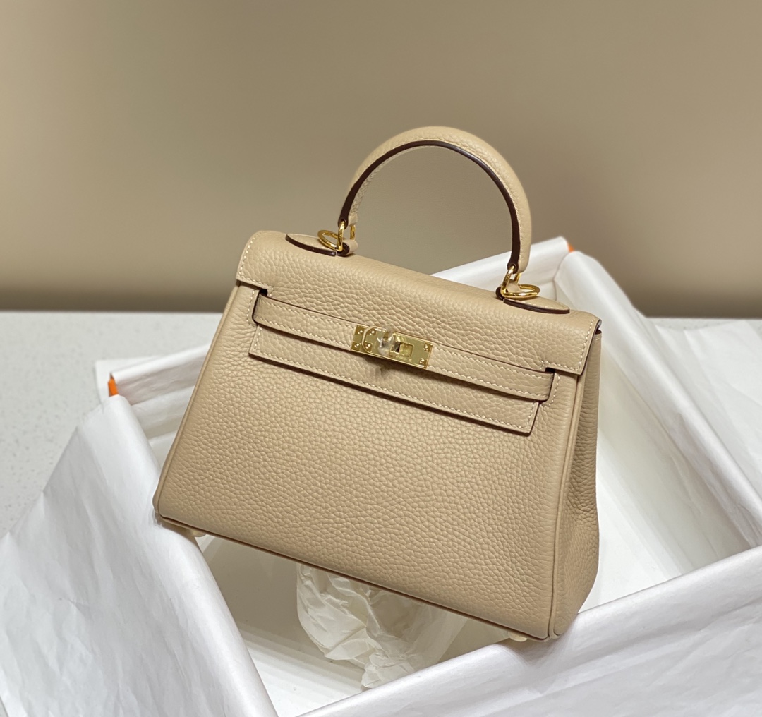 Hermès 专柜款经典手袋 4