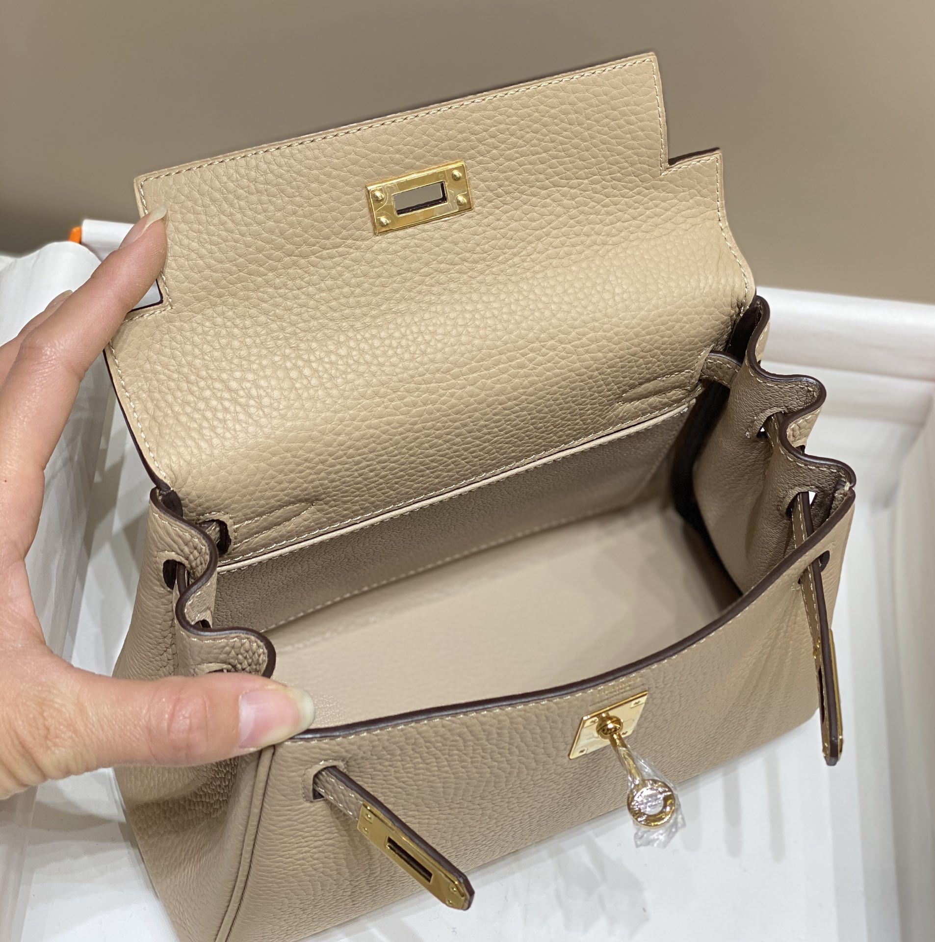 Hermès 专柜款经典手袋 9