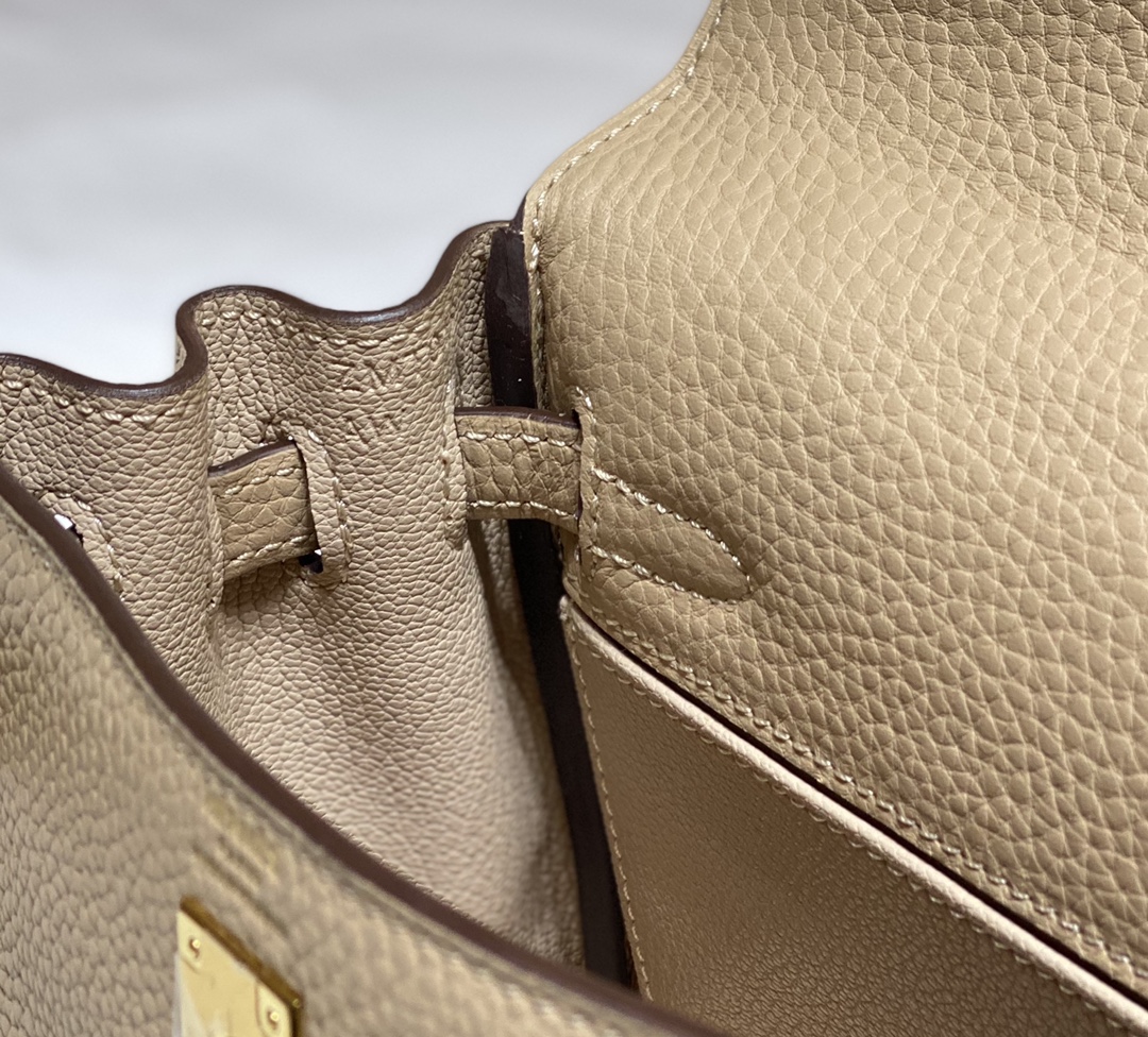 Hermès 专柜款经典手袋 6