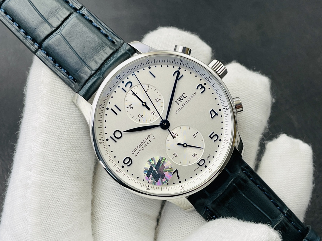 NO:142825,[ZF Factory wall crack recommendation Super Portuguese authentic Terminator, the strongest upgrade] ZF new Super World IWC Portuguese V2 Ultimate Edition is officially launched, equipped with a customized C.69355 movement, perfectly interpreting the functions of the watch!  Several adjustments have been made compared with the V1 version. 1 [Case Upgrade] Re-adjust the abrasive tool, upgrade the details of the ring port, mid-shell and bottom cover. As well as the post-grinding process, the overall coordination of the shell cover is more seamless and has no blind spots. 2 [Dial Upgrade] Improve the literal scale to make it more rounded, correct the pattern of the upper and lower sub-dials in the dial. Completely improve the gloss, make it whiter and more natural, and maintain the same effect as the original. 3 [Case Upgrade] Improve the polishing and drawing of the inner details of the buckle. Thank you very much. Careful watch friends for pointing out the shortcomings of the V1 version. The ultimate version of V2 belongs to everyone. ZF will continue to correct itself and live up to expectations. ZF Factory's craftsmanship masterpiece Welcome all watch friends to taste it!  , Ruibiao recommends hot-selling products, iwc19860909【ZF Factory墙裂推荐 超级葡计正品终结者,最强升级】ZF新品超级万国IWC葡计V2终极版正式上线,搭载定制C.69355机芯,完美诠释腕表功能！相对V1版本做出几处调整. 1【表壳升级】重新调整磨具,升级圈口,中壳和底盖的细节.以及提升后期打磨处理工艺,使壳套整体配合的更加默契天衣无缝,没有死角. 2【表盘升级】提升字面刻度使之变得更加圆润,修正表盘中上下两个子盘的纹路.彻底提升了光泽度,使之变得更白和自然,保持和原装一样的效果. 3【表扣升级】提升表扣内里细节的打磨和拉丝.在此由衷感谢,细心的表友们指正出V1版本的不足,V2终极版是属于大家的,ZF定不断修正自我,不负众望. ZF Factory匠心力作 欢迎各位表友品鉴！,瑞表推荐热销爆款,iwc,Watch