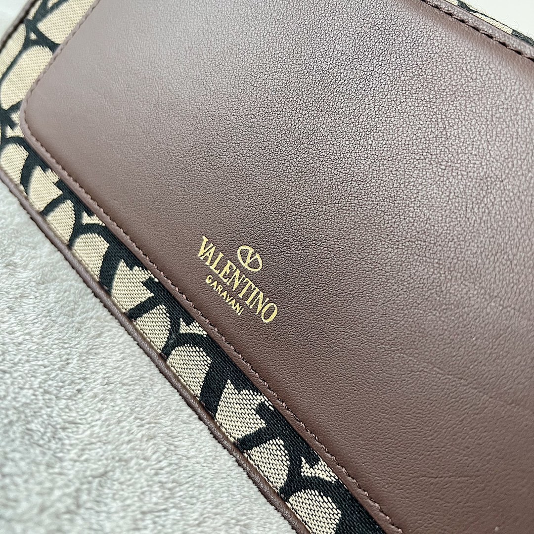 ValentinoGaravaniV标志Locò小牛皮手袋装饰金属VLogoSignature磁扣-配可