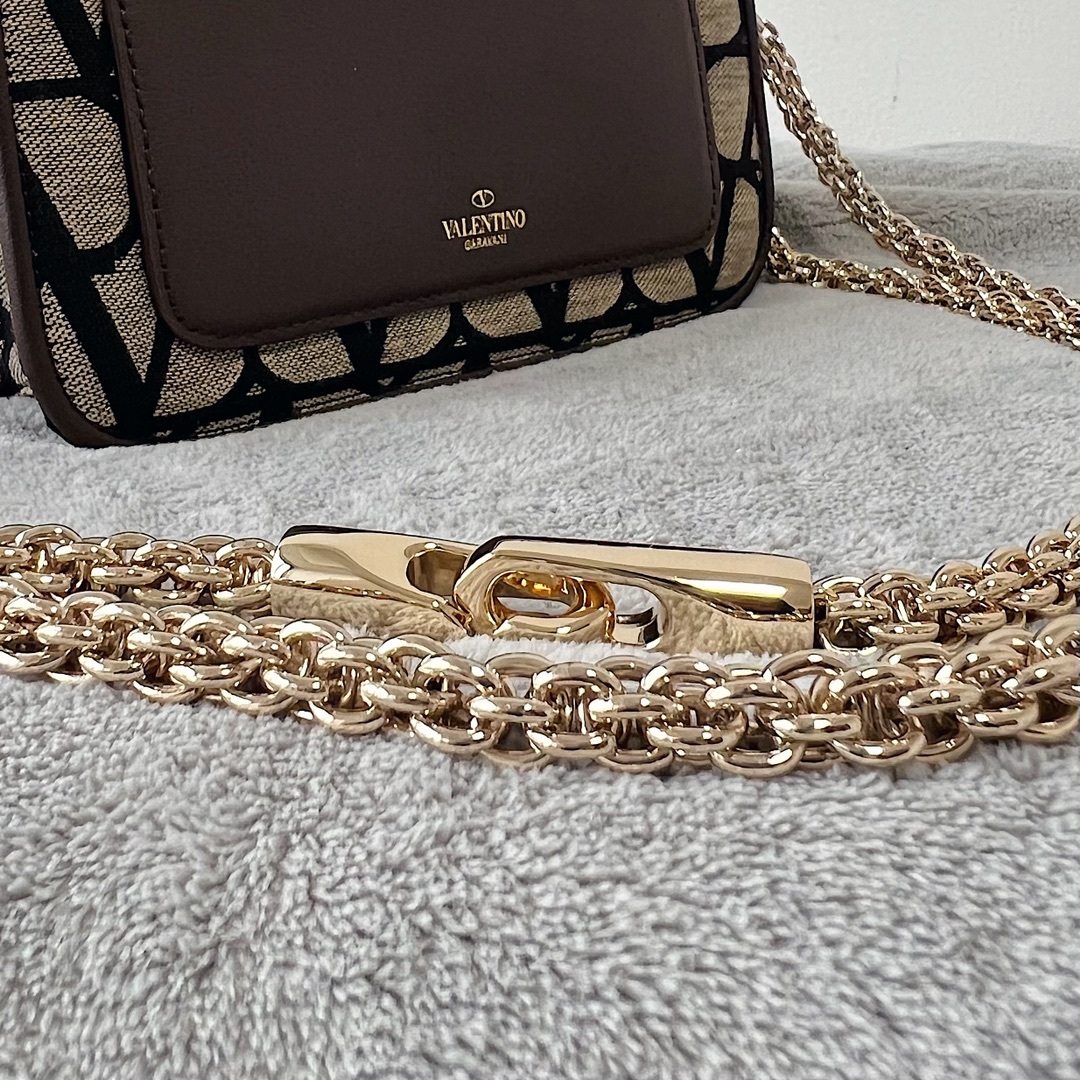 ValentinoGaravaniV标志MiniLocò小牛皮手袋金属VLogoSignature细节-