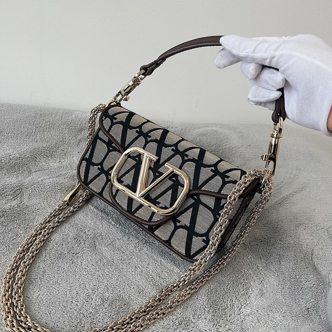 ValentinoGaravaniV标志MiniLocò小牛皮手袋金属VLogoSignature细节-