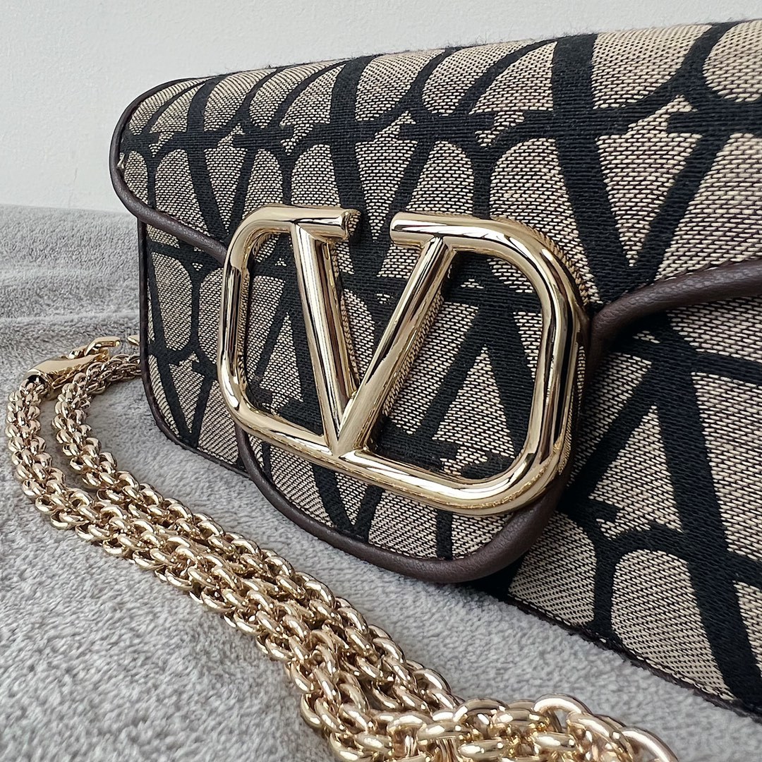ValentinoGaravaniV标志MiniLocò小牛皮手袋金属VLogoSignature细节-