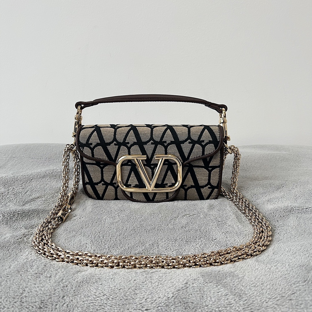 ValentinoGaravaniV标志MiniLocò小牛皮手袋金属VLogoSignature细节-