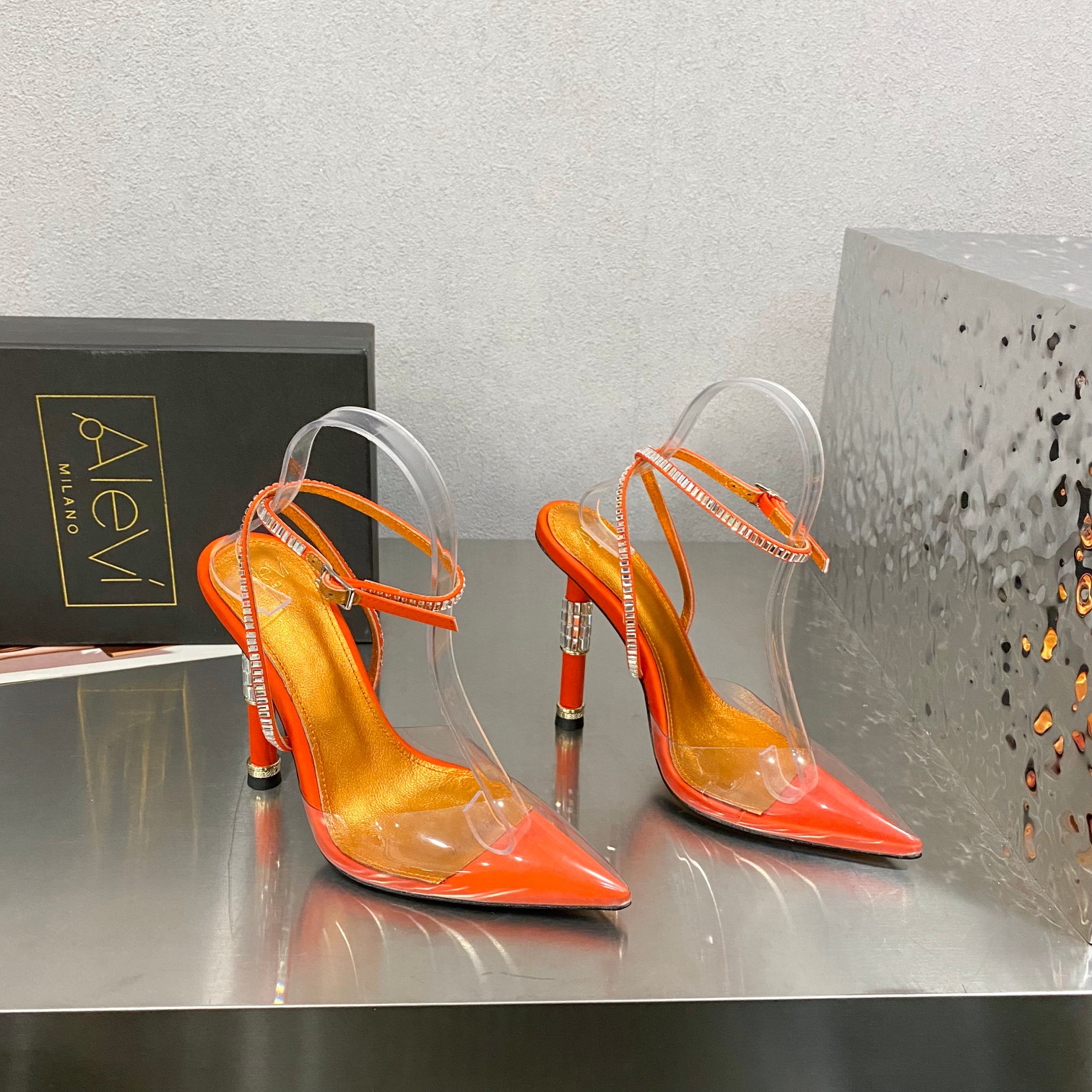 最高版本厂zjdbq                             Alevi Mlano                            阿列维·姆拉诺                                Alevi Milano胶片闪钻装饰高跟走秀凉鞋 一个享有盛誉的奢侈鞋品牌 由两位意大利本土女性共同创作 瓦伦蒂娜·米切蒂和佩拉·亚历山