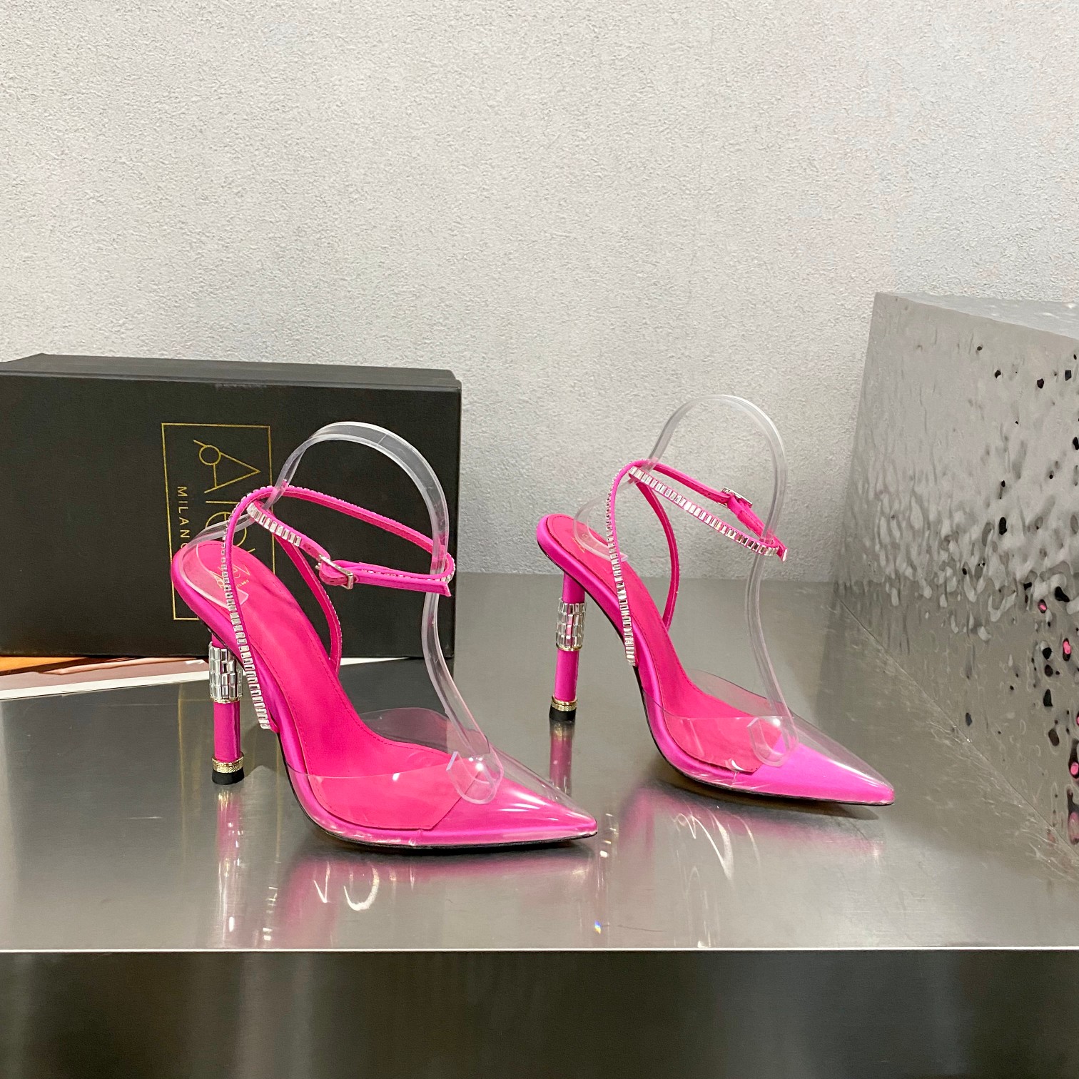 最高版本厂zjdbq                             Alevi Mlano                            阿列维·姆拉诺                                Alevi Milano胶片闪钻装饰高跟走秀凉鞋 一个享有盛誉的奢侈鞋品牌 由两位意大利本土女性共同创作 瓦伦蒂娜·米切蒂和佩拉·亚历山