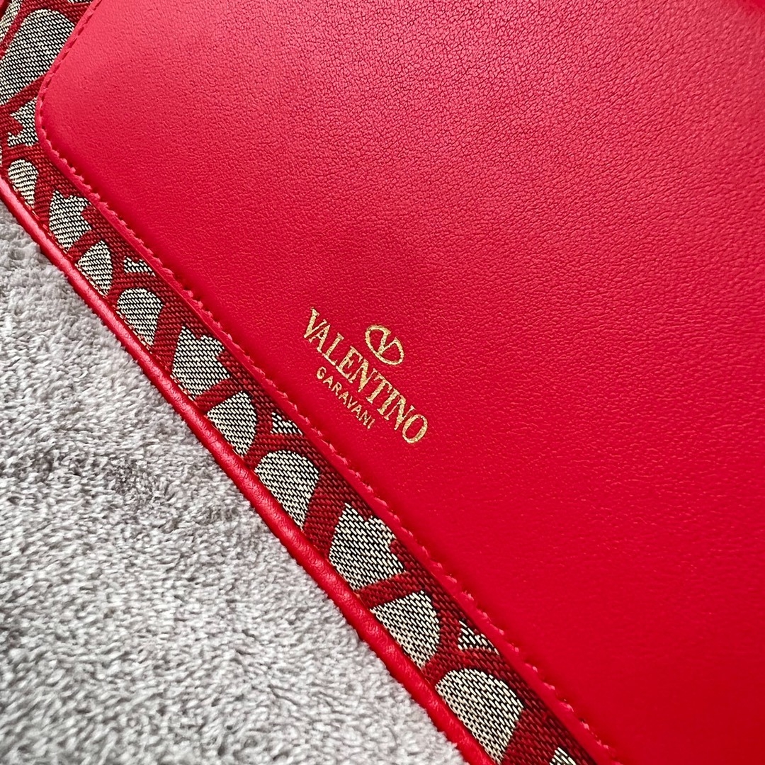 ValentinoGaravaniV标志Locò小牛皮手袋装饰金属VLogoSignature磁扣-配可