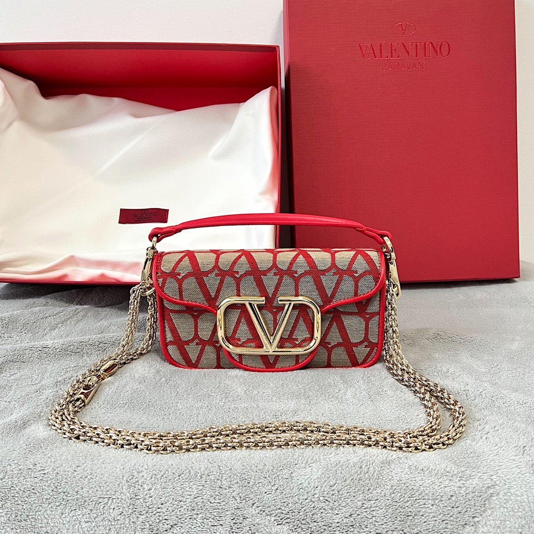 ValentinoGaravaniV标志MiniLocò小牛皮手袋金属VLogoSignature细节-