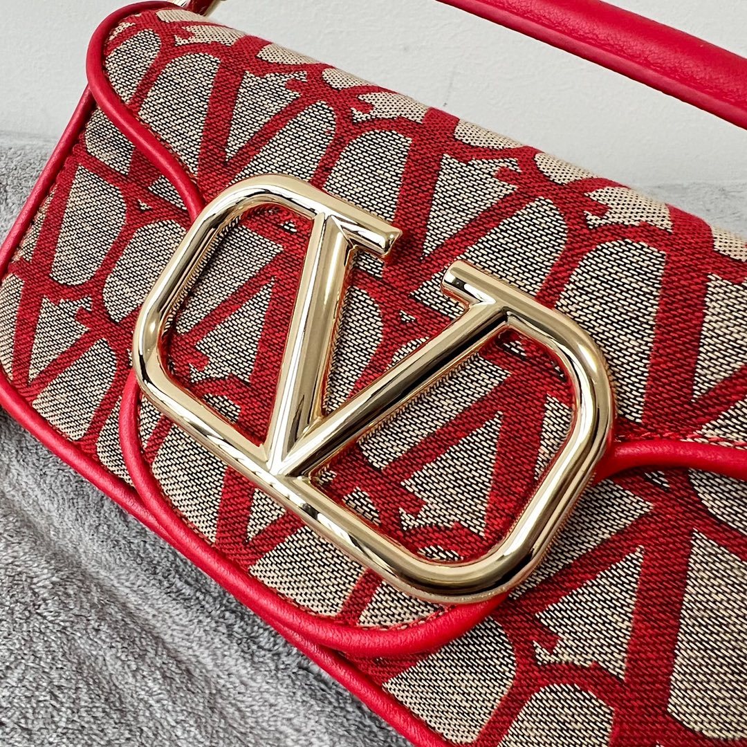 ValentinoGaravaniV标志MiniLocò小牛皮手袋金属VLogoSignature细节-
