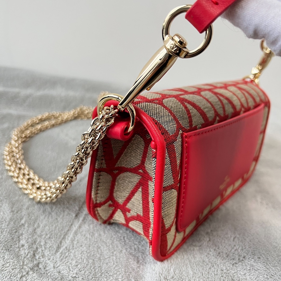 ValentinoGaravaniV标志MiniLocò小牛皮手袋金属VLogoSignature细节-