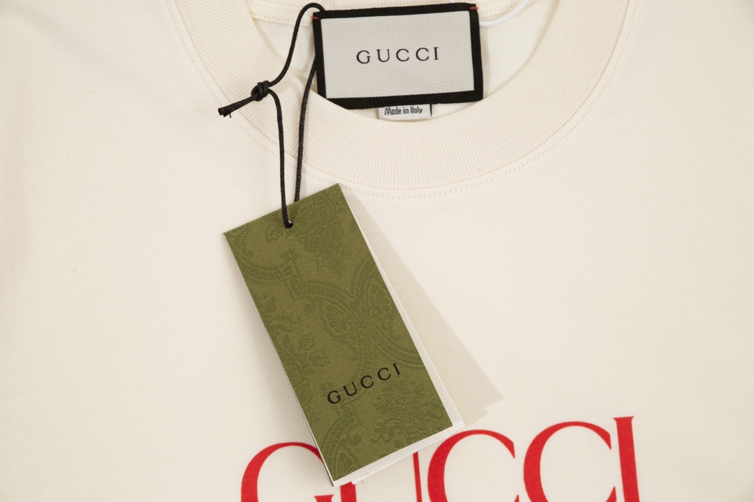 Gucci 古驰 Gucci复古标识从80年代的印花汲取灵感