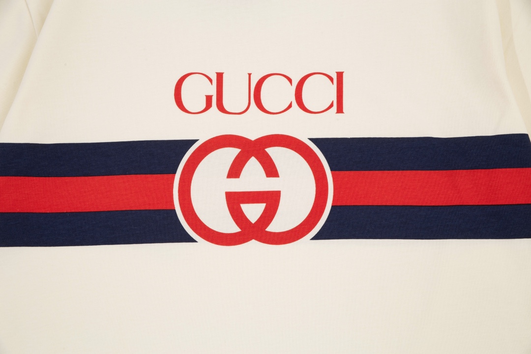 Gucci 古驰 Gucci复古标识从80年代的印花汲取灵感