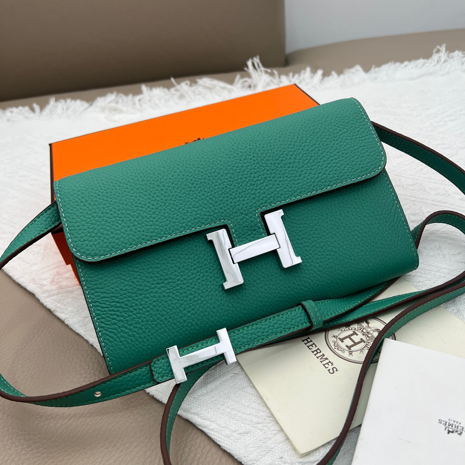 Hermès Constance Mini: Luxe Kalfsleer, Smaragdgroen, Zilveren Sluiting, Afneembare Schouderband