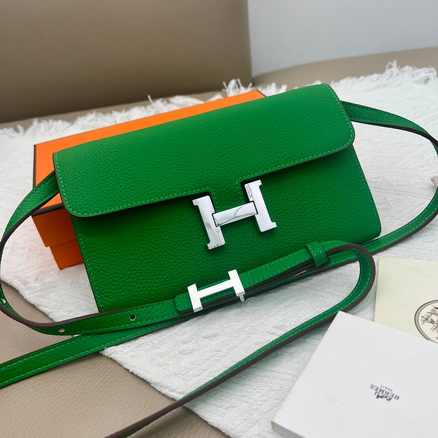 Elegante Bolso Bandolera Constance de Piel Texturizada con Correa Desmontable