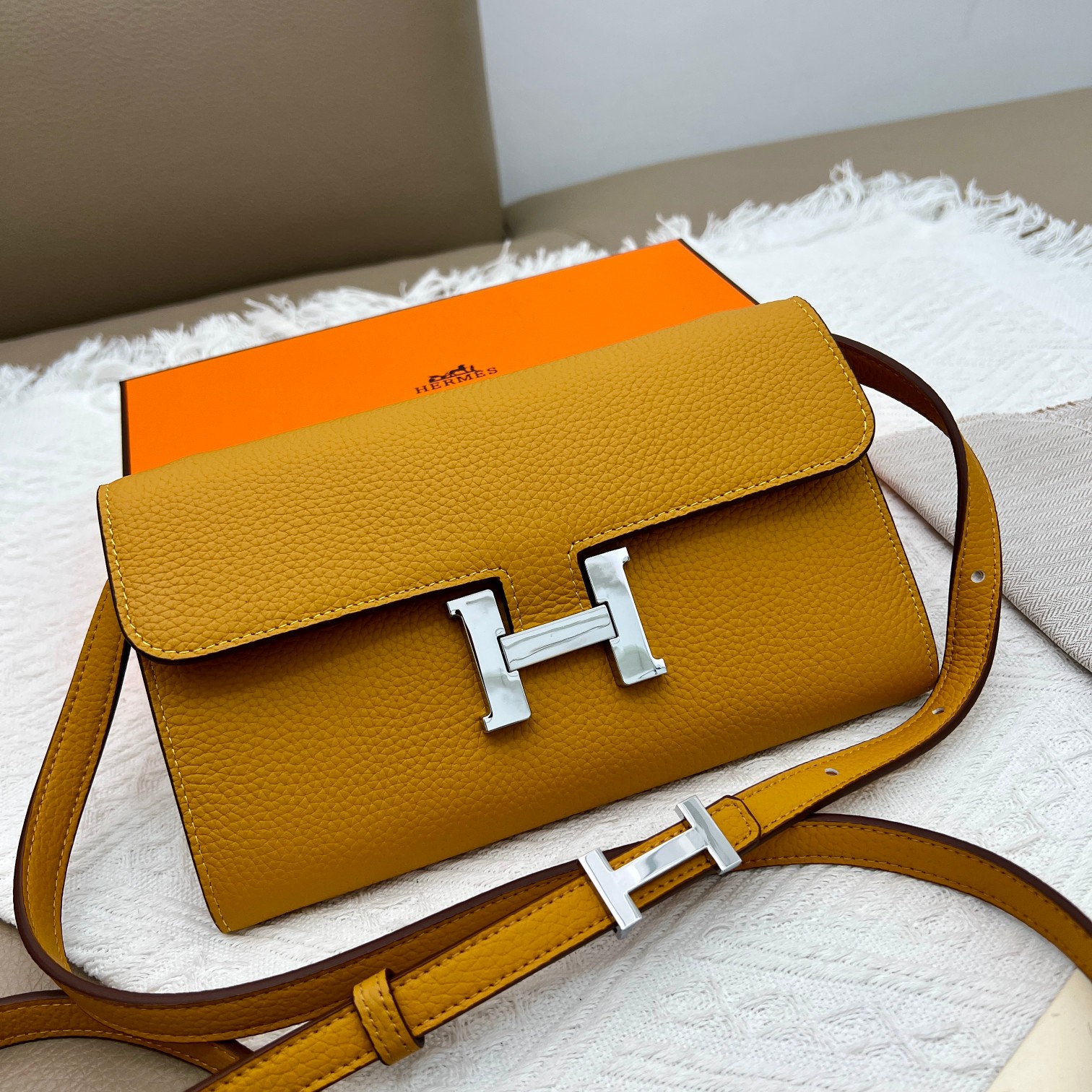Hermès Constance: Elegancia y Versatilidad en Cuero Lichi con Hebilla Plateada