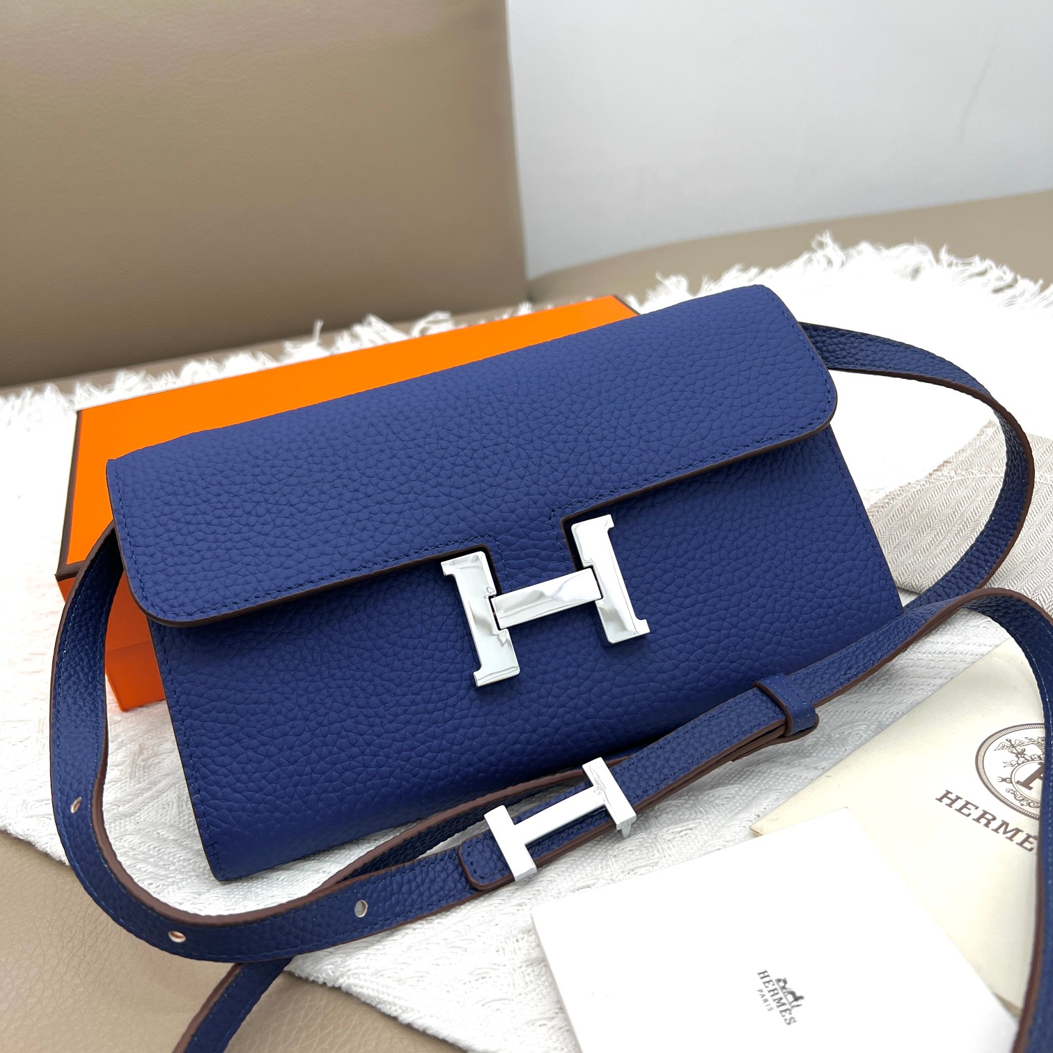Hermès Constance Portemonnee Crossbody Tas - Litchi Textuur, Zilveren Sluiting