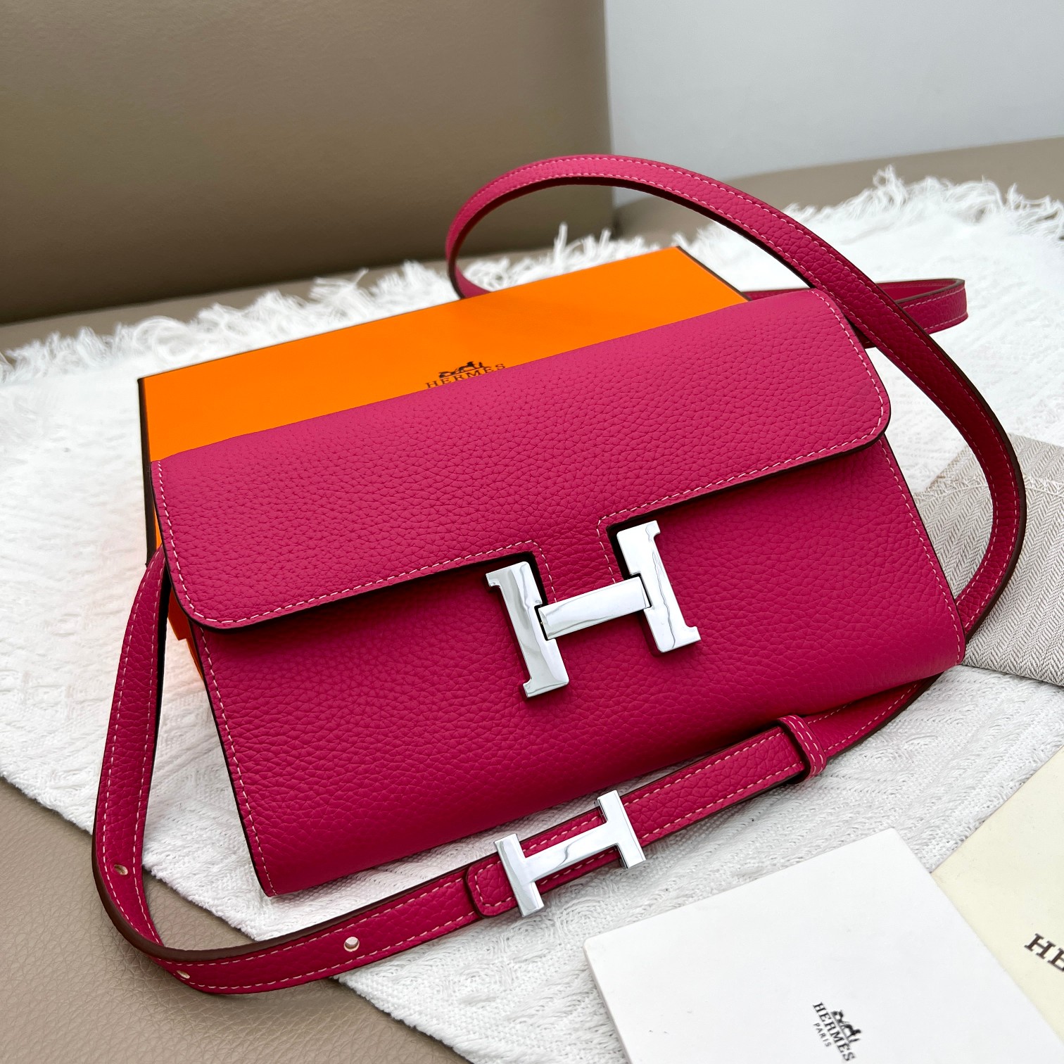 Hermès Constance: Élégant Sac à Bandoulière en Cuir Grainé, Rose Vif
