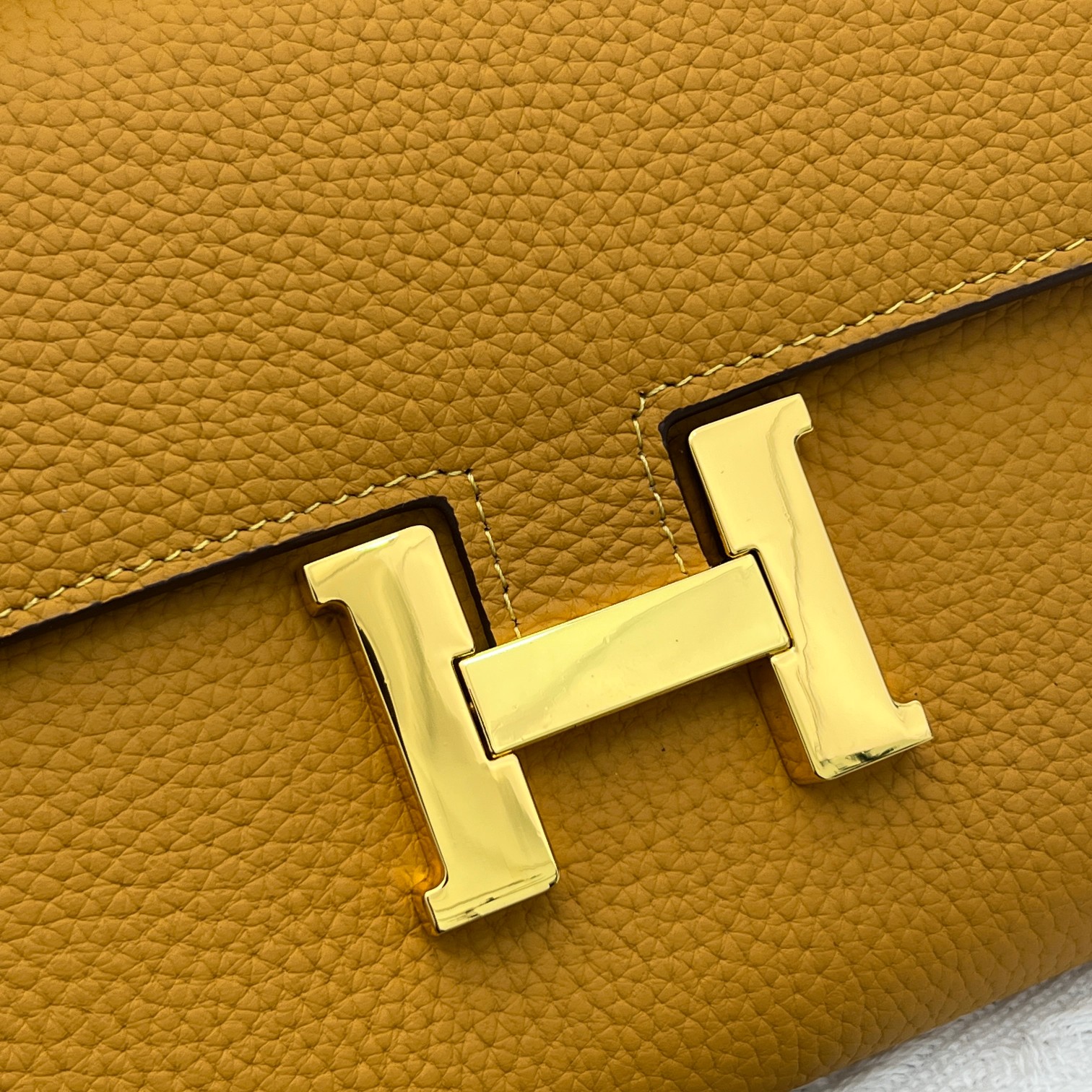 Hermes Constance バッグ 荔枝纹金扣 - エレガントな復刻デザイン