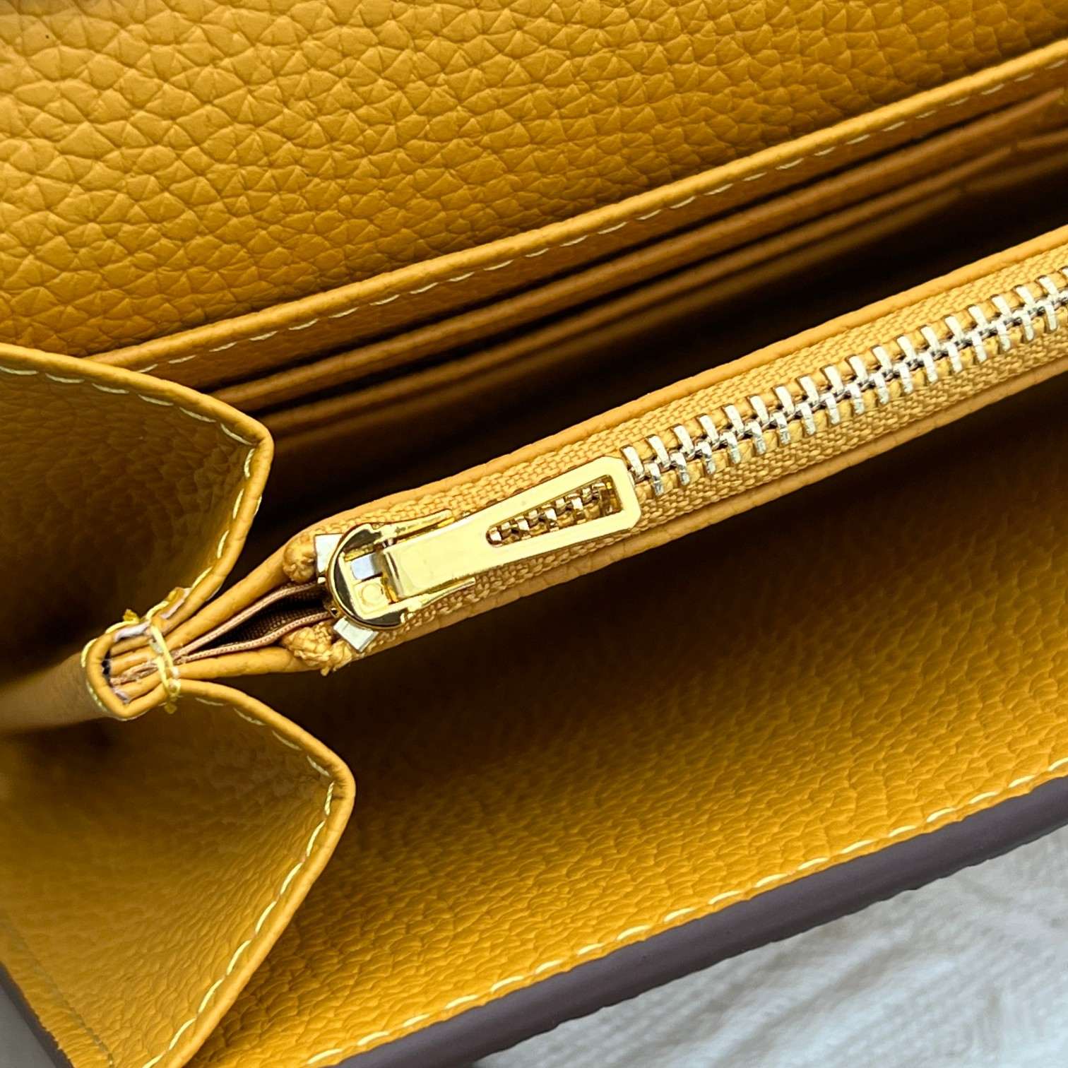 Hermes Constance バッグ 荔枝纹金扣 - エレガントな復刻デザイン