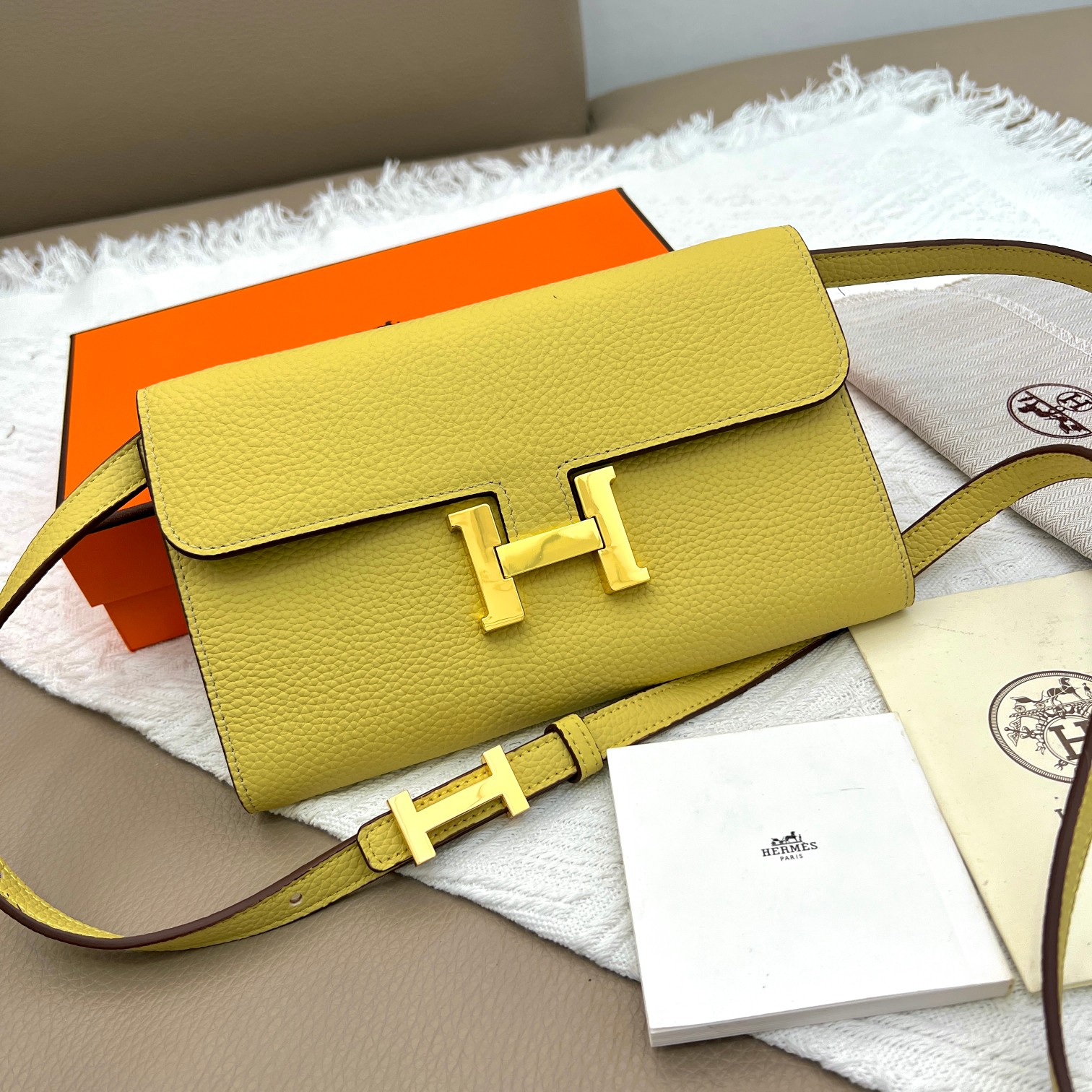 Hermès Constance : Élégance et Polyvalence en Cuir Grainé