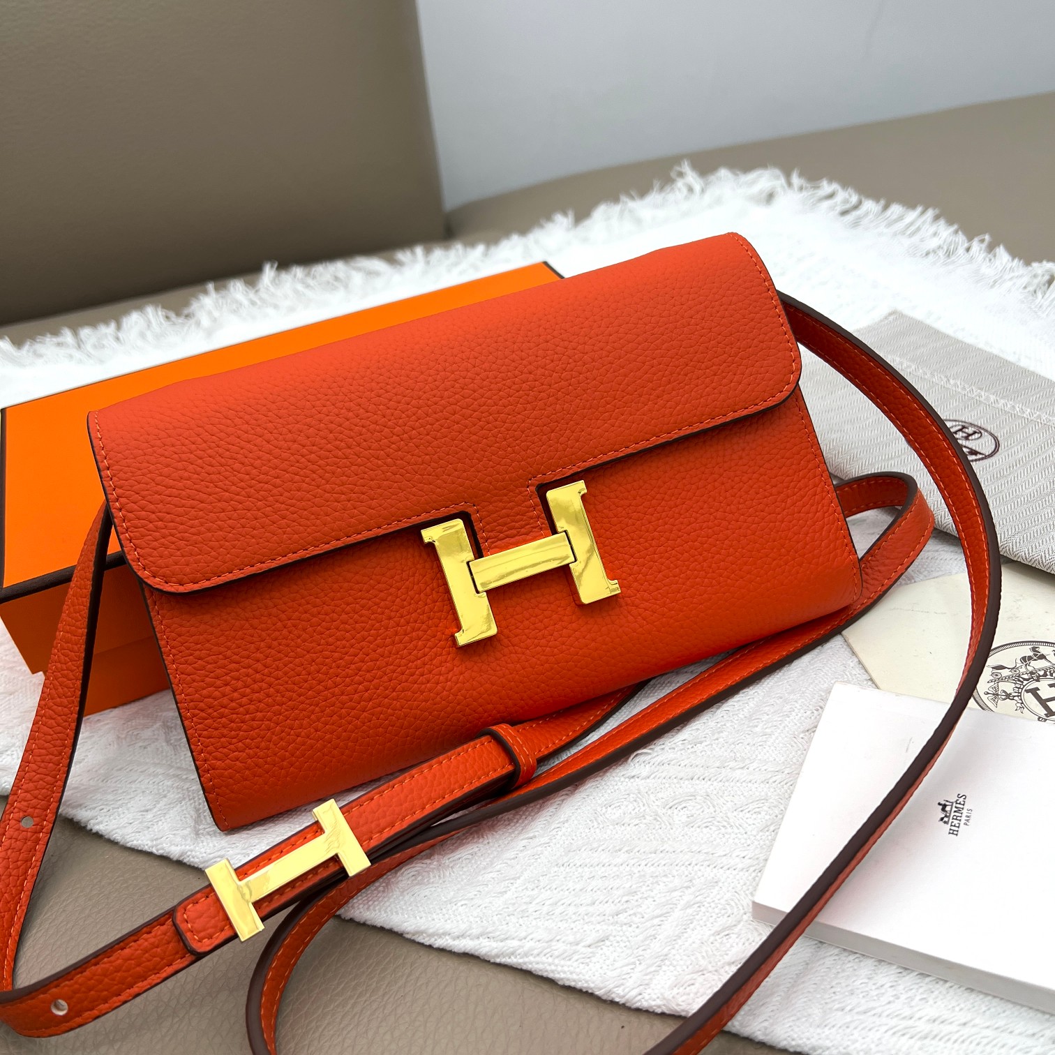 Elegante Bolso Cruzado Hermes Constance de Piel Naranja con Cierre Dorado