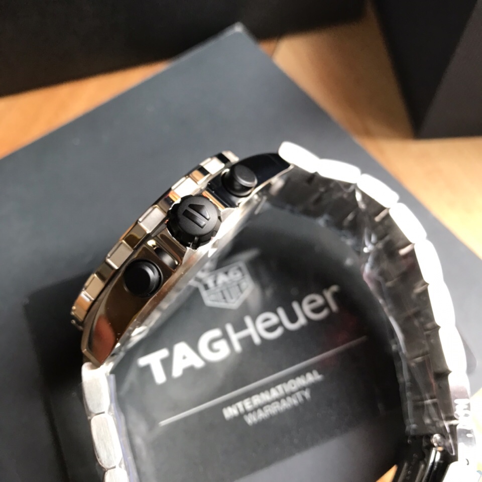 
新款，高颜值!Tagheuer 泰格豪雅F1系列，石英男士腕表 原单货！六针计时带日历！瑞士原装机芯！精钢表带表壳，蓝宝石玻璃！专柜售价一万多！～43mm表径！配专柜全套包装！