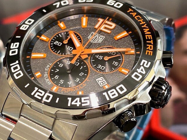 
新款，高颜值!Tagheuer 泰格豪雅F1系列，石英男士腕表 原单货！六针计时带日历！瑞士原装机芯！精钢表带表壳，蓝宝石玻璃！专柜售价一万多！～43mm表径！配专柜全套包装！