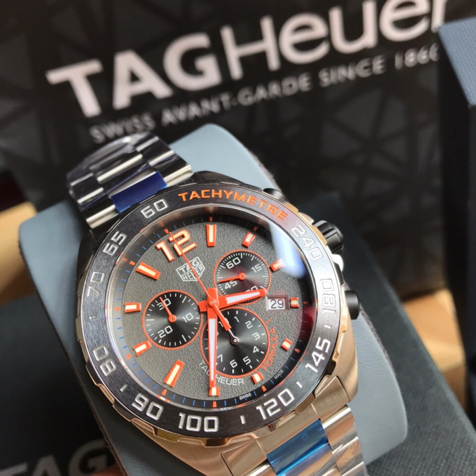 
新款，高颜值!Tagheuer 泰格豪雅F1系列，石英男士腕表 原单货！六针计时带日历！瑞士原装机芯！精钢表带表壳，蓝宝石玻璃！专柜售价一万多！～43mm表径！配专柜全套包装！