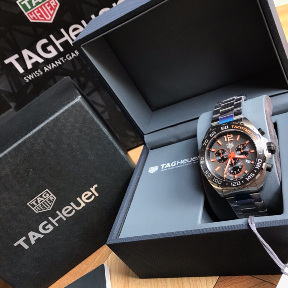 
新款，高颜值!Tagheuer 泰格豪雅F1系列，石英男士腕表 原单货！六针计时带日历！瑞士原装机芯！精钢表带表壳，蓝宝石玻璃！专柜售价一万多！～43mm表径！配专柜全套包装！