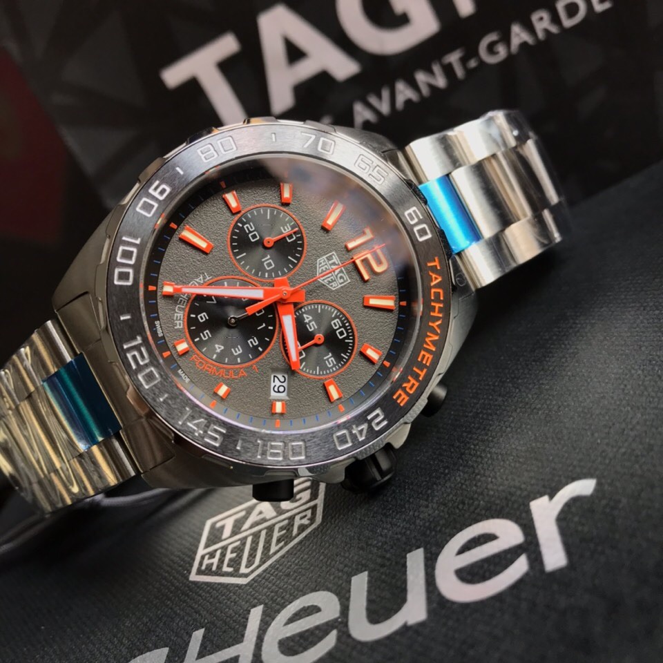 
新款，高颜值!Tagheuer 泰格豪雅F1系列，石英男士腕表 原单货！六针计时带日历！瑞士原装机芯！精钢表带表壳，蓝宝石玻璃！专柜售价一万多！～43mm表径！配专柜全套包装！