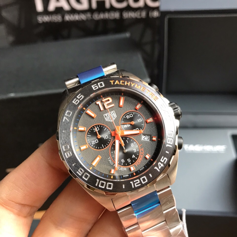 
新款，高颜值!Tagheuer 泰格豪雅F1系列，石英男士腕表 原单货！六针计时带日历！瑞士原装机芯！精钢表带表壳，蓝宝石玻璃！专柜售价一万多！～43mm表径！配专柜全套包装！