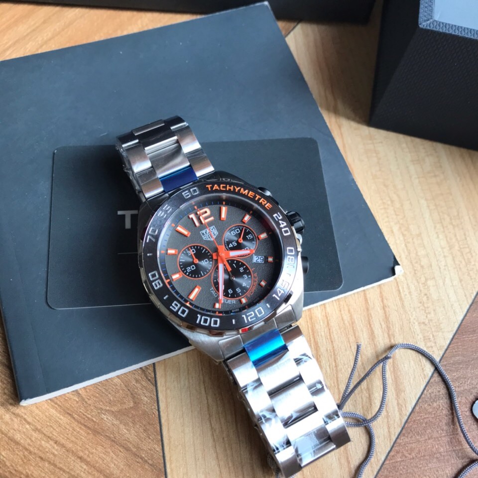 
新款，高颜值!Tagheuer 泰格豪雅F1系列，石英男士腕表 原单货！六针计时带日历！瑞士原装机芯！精钢表带表壳，蓝宝石玻璃！专柜售价一万多！～43mm表径！配专柜全套包装！