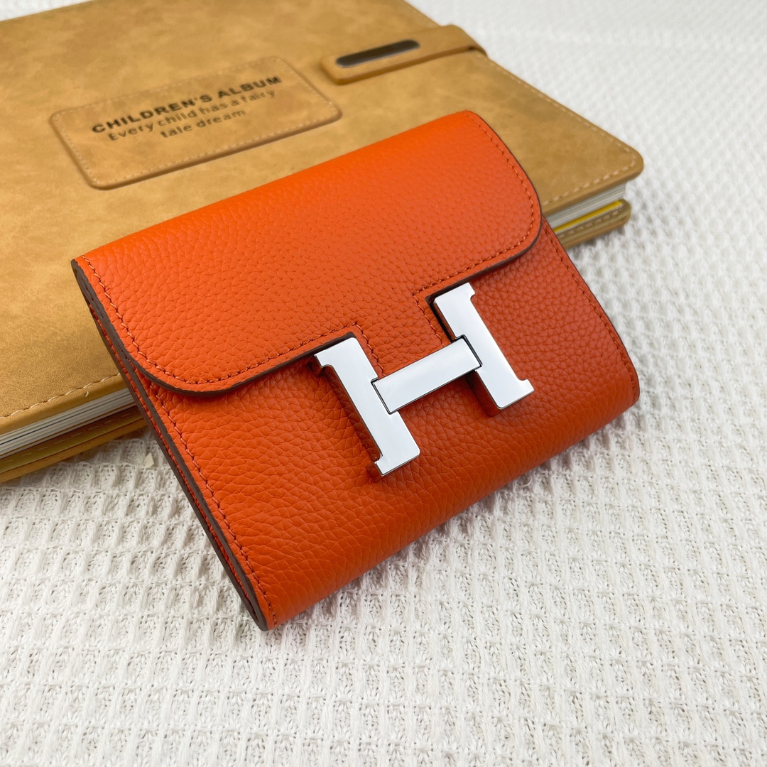 爱马仕Hermes康康迷你短钱包 。 型号:537荔枝纹 size:13*11.8cm 采用togo小牛皮制作而成 精 爱马仕Hermes康康迷你短钱包 。 型号:537荔枝纹 size:13*11.8cm 采用togo小牛皮制作而成 精