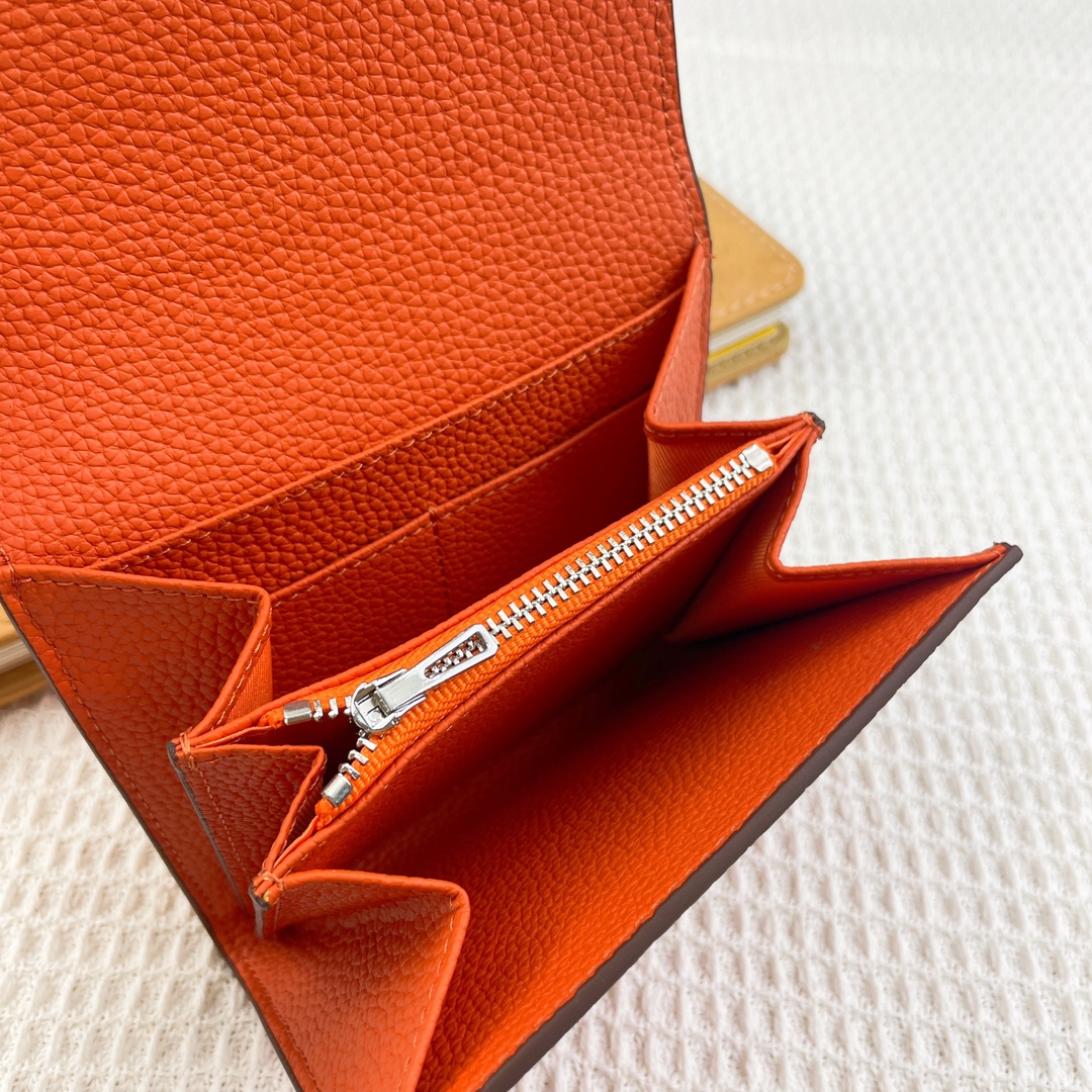爱马仕Hermes康康迷你短钱包 。 型号:537荔枝纹 size:13*11.8cm 采用togo小牛皮制作而成 精 爱马仕Hermes康康迷你短钱包 。 型号:537荔枝纹 size:13*11.8cm 采用togo小牛皮制作而成 精