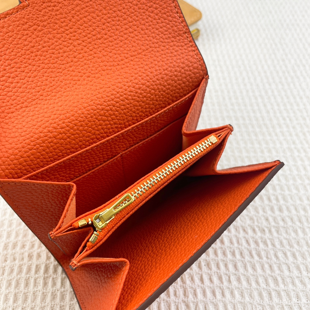 爱马仕Hermes康康迷你短钱包 。 型号:537荔枝纹 size:13*11.8cm 采用togo小牛皮制作而成 精 爱马仕Hermes康康迷你短钱包 。 型号:537荔枝纹 size:13*11.8cm 采用togo小牛皮制作而成 精