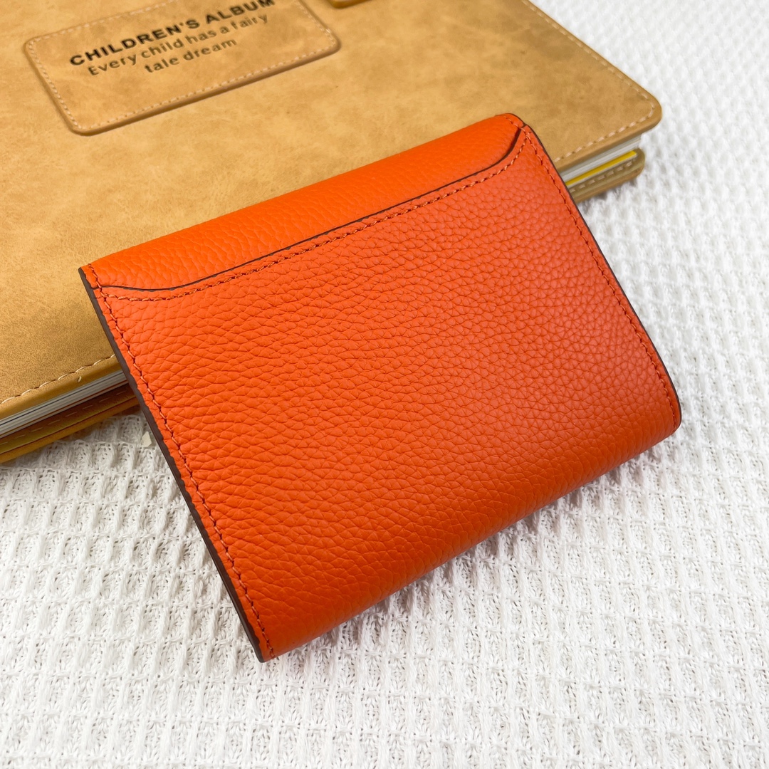 爱马仕Hermes康康迷你短钱包 。 型号:537荔枝纹 size:13*11.8cm 采用togo小牛皮制作而成 精 爱马仕Hermes康康迷你短钱包 。 型号:537荔枝纹 size:13*11.8cm 采用togo小牛皮制作而成 精