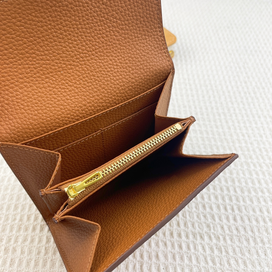 爱马仕Hermes康康迷你短钱包 。 型号:537荔枝纹 size:13*11.8cm 采用togo小牛皮制作而成 精 爱马仕Hermes康康迷你短钱包 。 型号:537荔枝纹 size:13*11.8cm 采用togo小牛皮制作而成 精