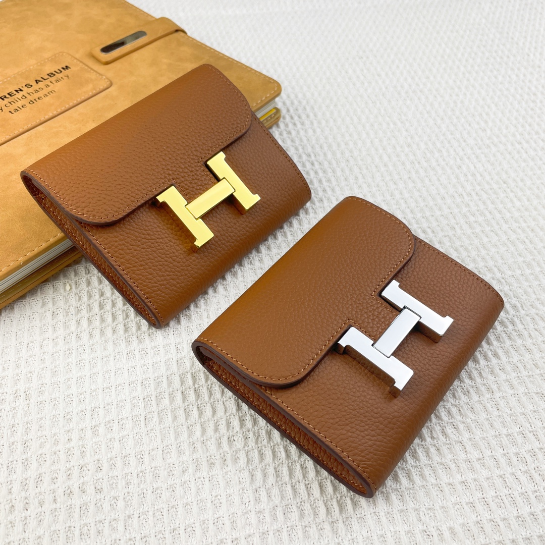 爱马仕Hermes康康迷你短钱包 。 型号:537荔枝纹 size:13*11.8cm 采用togo小牛皮制作而成 精 爱马仕Hermes康康迷你短钱包 。 型号:537荔枝纹 size:13*11.8cm 采用togo小牛皮制作而成 精