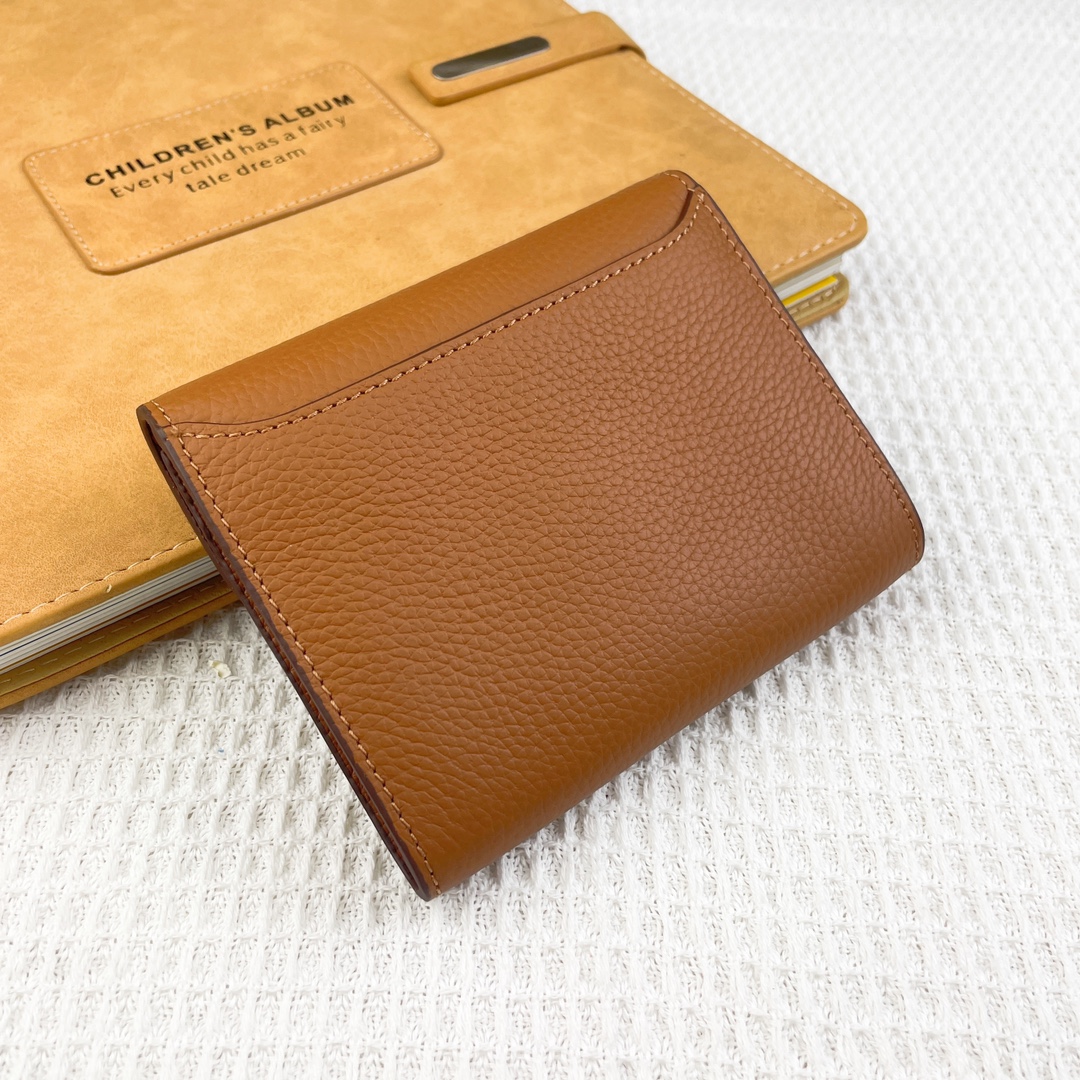 爱马仕Hermes康康迷你短钱包 。 型号:537荔枝纹 size:13*11.8cm 采用togo小牛皮制作而成 精 爱马仕Hermes康康迷你短钱包 。 型号:537荔枝纹 size:13*11.8cm 采用togo小牛皮制作而成 精