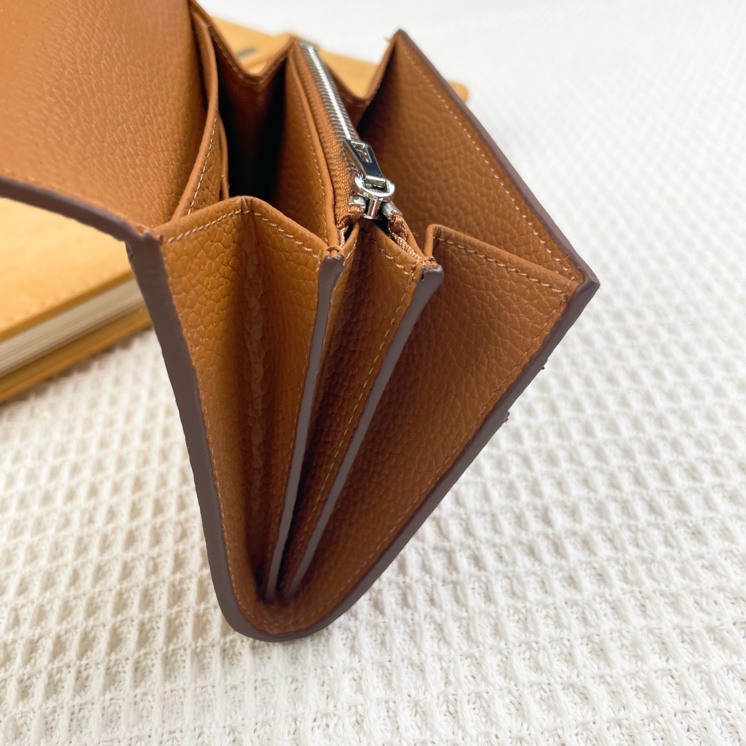 爱马仕Hermes康康迷你短钱包 。 型号:537荔枝纹 size:13*11.8cm 采用togo小牛皮制作而成 精 爱马仕Hermes康康迷你短钱包 。 型号:537荔枝纹 size:13*11.8cm 采用togo小牛皮制作而成 精