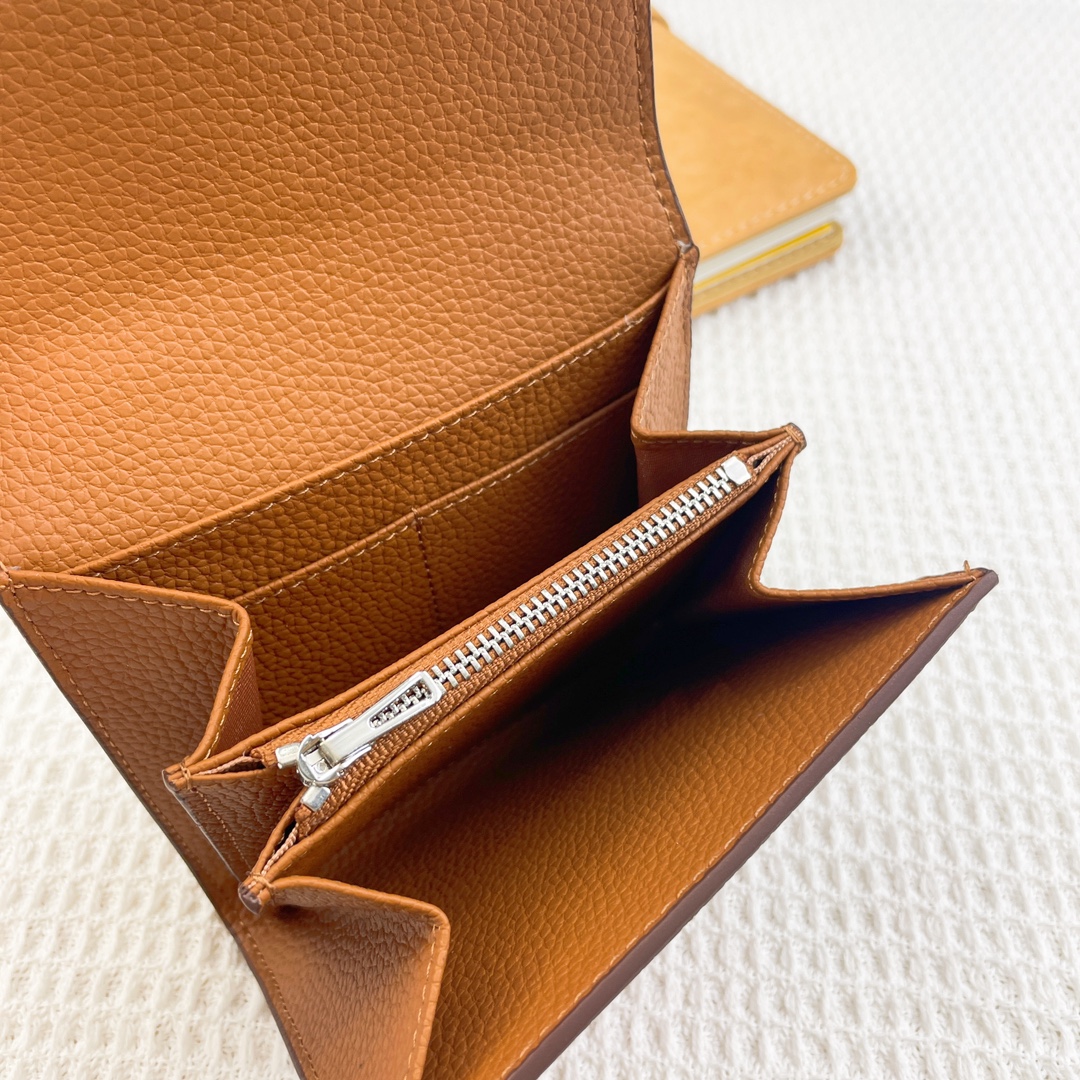 爱马仕Hermes康康迷你短钱包 。 型号:537荔枝纹 size:13*11.8cm 采用togo小牛皮制作而成 精 爱马仕Hermes康康迷你短钱包 。 型号:537荔枝纹 size:13*11.8cm 采用togo小牛皮制作而成 精