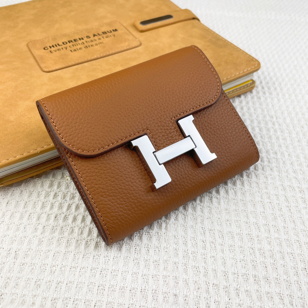 爱马仕Hermes康康迷你短钱包 。 型号:537荔枝纹 size:13*11.8cm 采用togo小牛皮制作而成 精 爱马仕Hermes康康迷你短钱包 。 型号:537荔枝纹 size:13*11.8cm 采用togo小牛皮制作而成 精