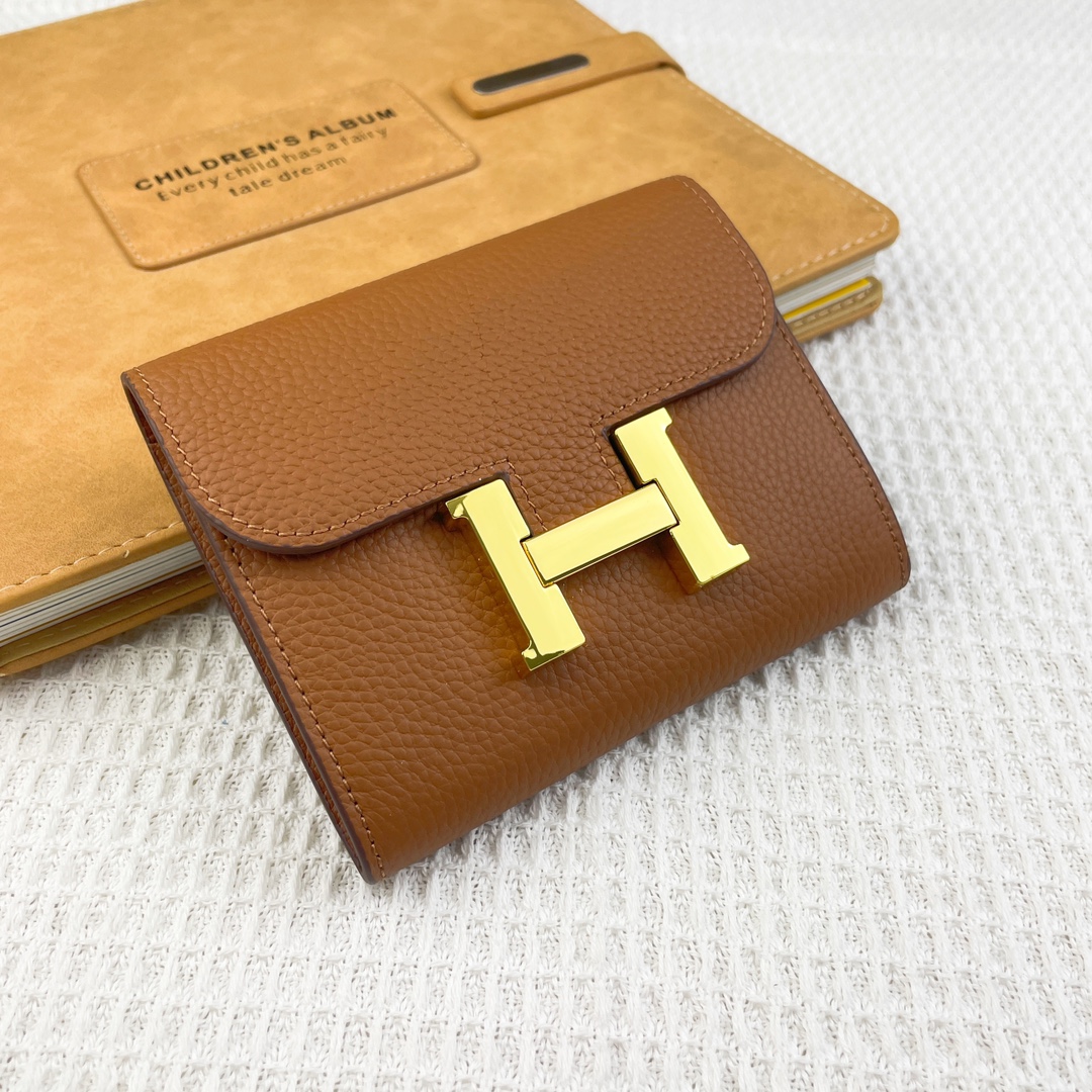 爱马仕Hermes康康迷你短钱包 。 型号:537荔枝纹 size:13*11.8cm 采用togo小牛皮制作而成 精 爱马仕Hermes康康迷你短钱包 。 型号:537荔枝纹 size:13*11.8cm 采用togo小牛皮制作而成 精