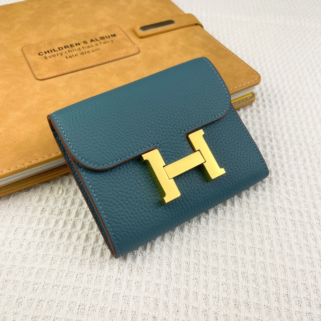 爱马仕Hermes康康迷你短钱包 。 型号:537荔枝纹 size:13*11.8cm 采用togo小牛皮制作而成 精 爱马仕Hermes康康迷你短钱包 。 型号:537荔枝纹 size:13*11.8cm 采用togo小牛皮制作而成 精