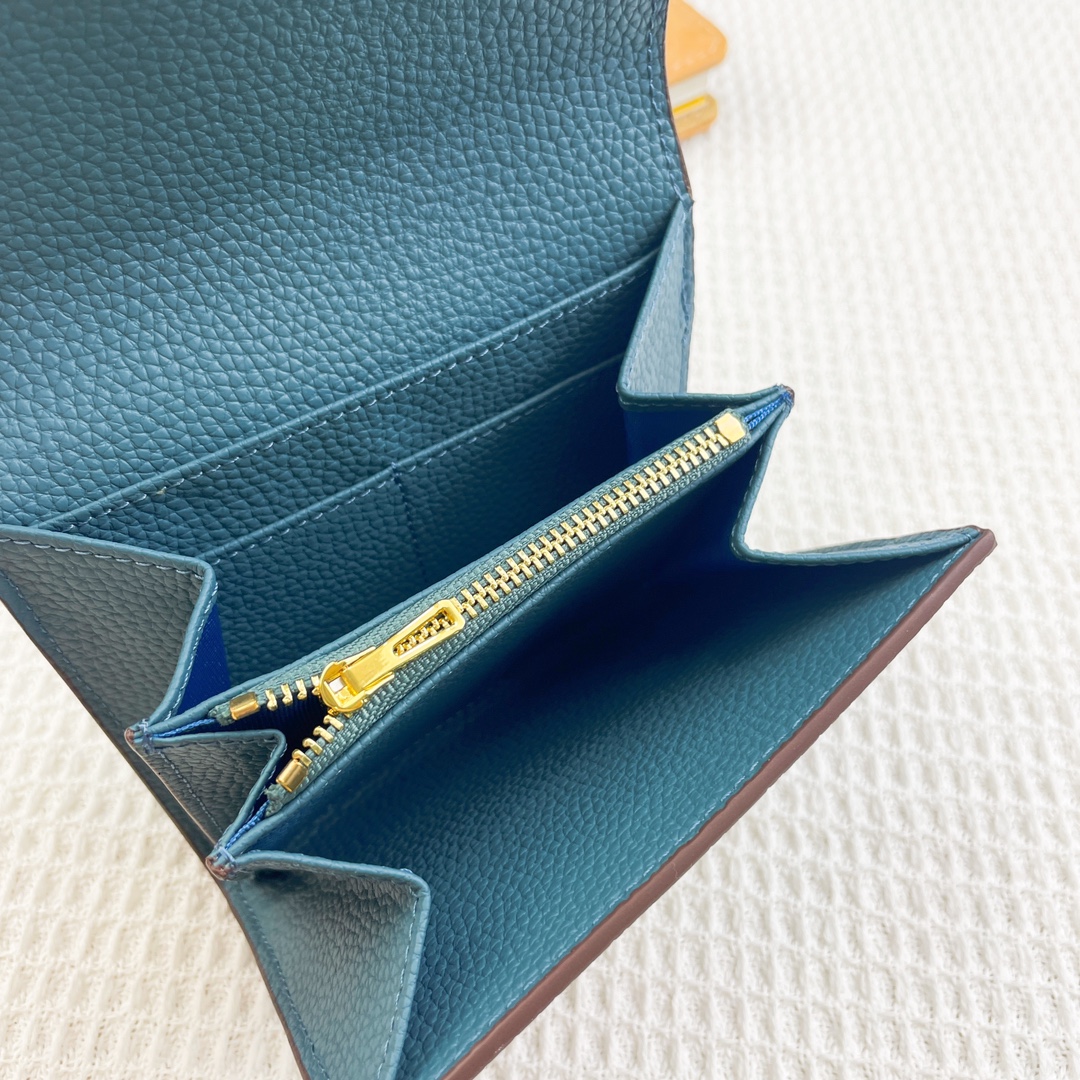 爱马仕Hermes康康迷你短钱包 。 型号:537荔枝纹 size:13*11.8cm 采用togo小牛皮制作而成 精 爱马仕Hermes康康迷你短钱包 。 型号:537荔枝纹 size:13*11.8cm 采用togo小牛皮制作而成 精